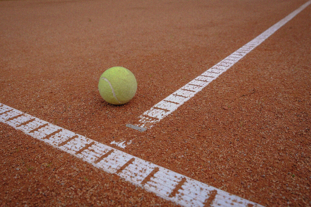 Nahaufnahme von einem Tennisball, der am Tennisplatz Rauhenstein liegt