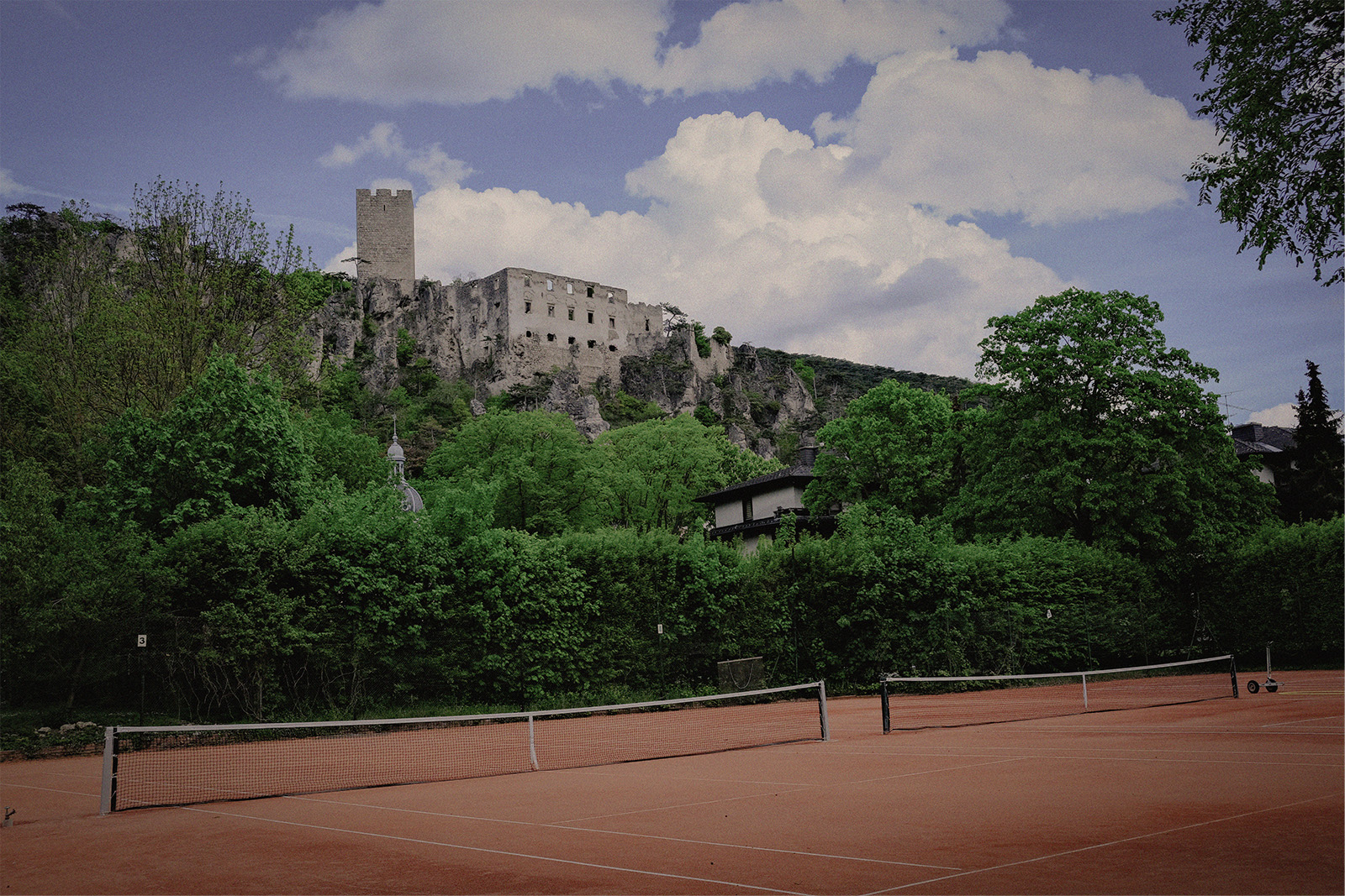 Tennisplatz vor der Ruine Rauhenstein