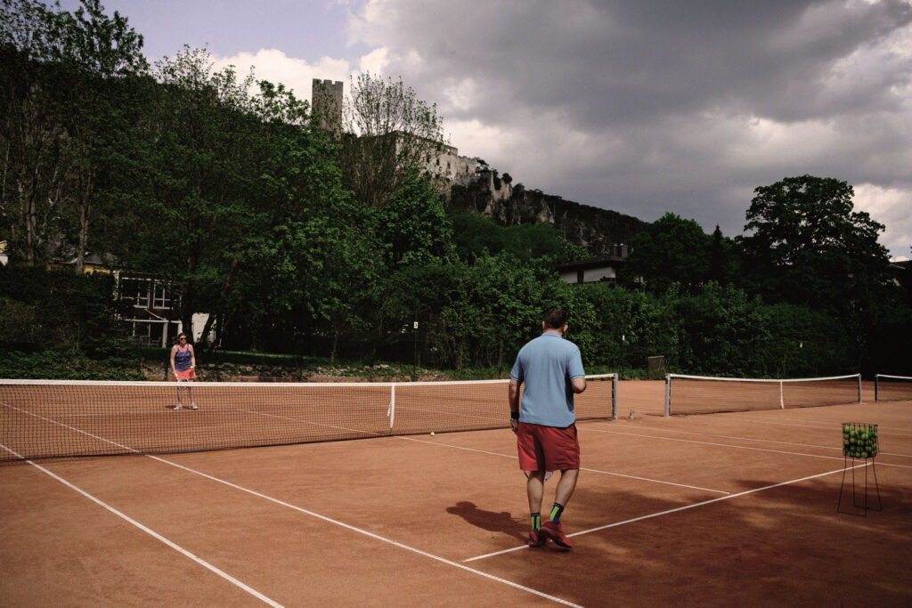 Zwei Spieler stehen am Platz der Tennisanlage Rauhenstein